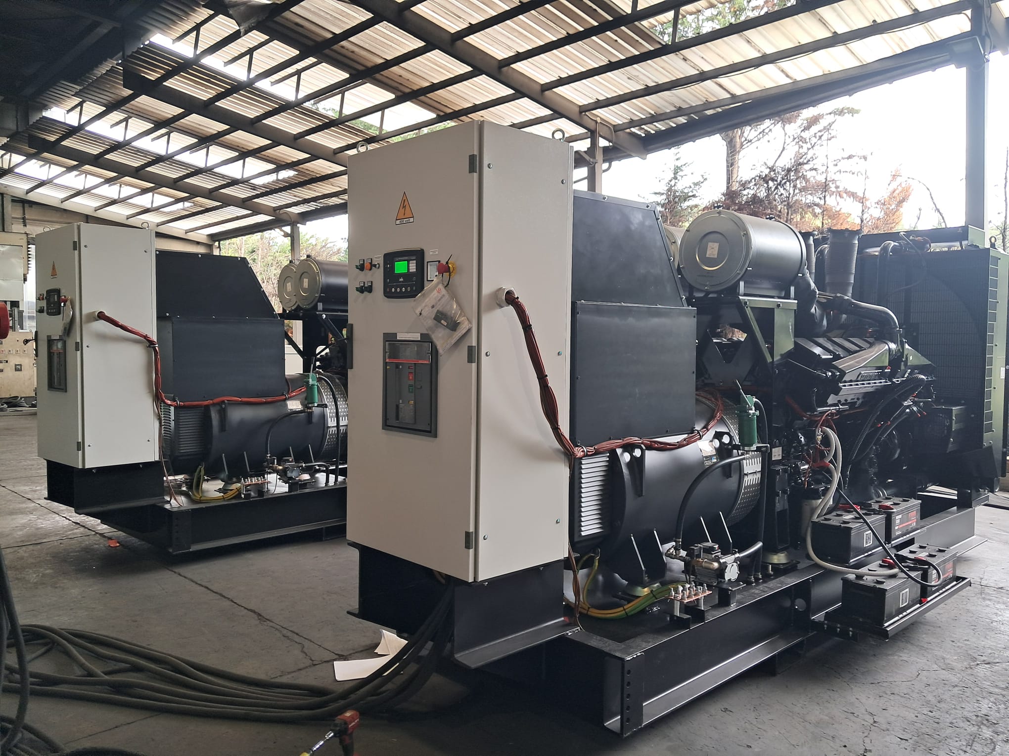 2 x offene Notstromaggregate 1250 kVA mit Cummins-Dieselmotoren und Mecc Alte Generatoren