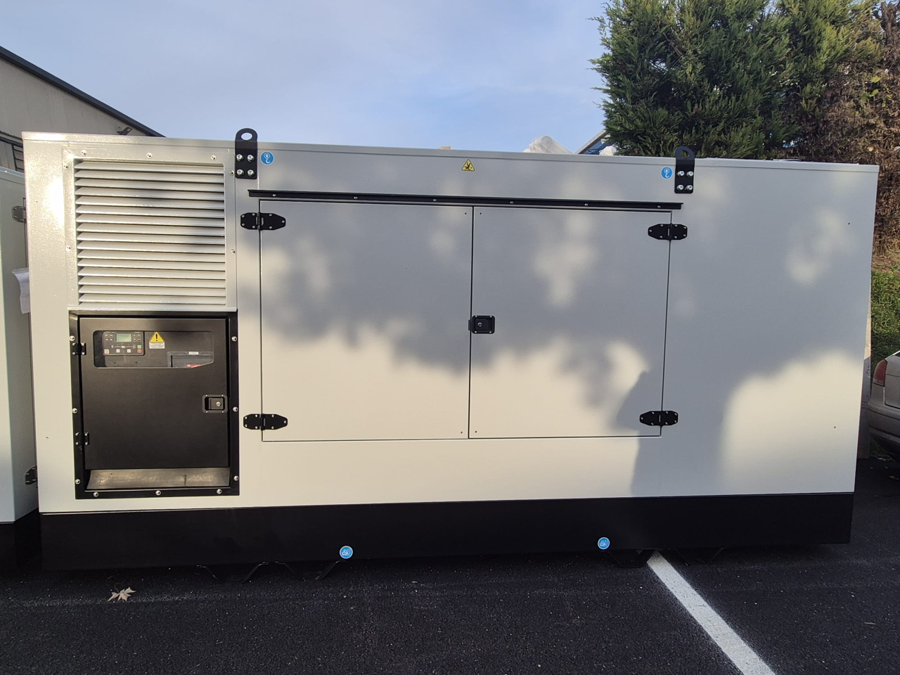 Schallgedämmtes Notstromaggregat 560 kVA mit Doosan Hyundai Dieselmotor und Stamford Generator