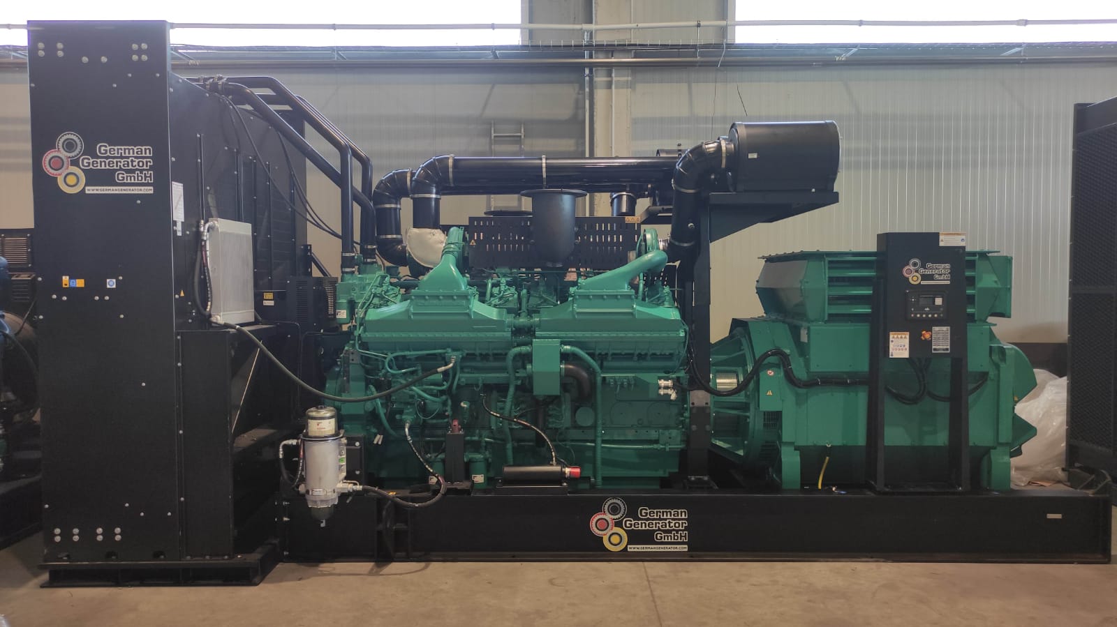 3 x parallelbetriebene Stromaggregate 2750 kVA mit Cummins-Dieselmotor und Stamford-Generator