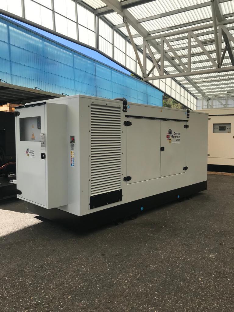2 x schallgedämmte Erdgas-Stromerzeuger 450 kVA mit SCANIA-Motor und Stamford Generator