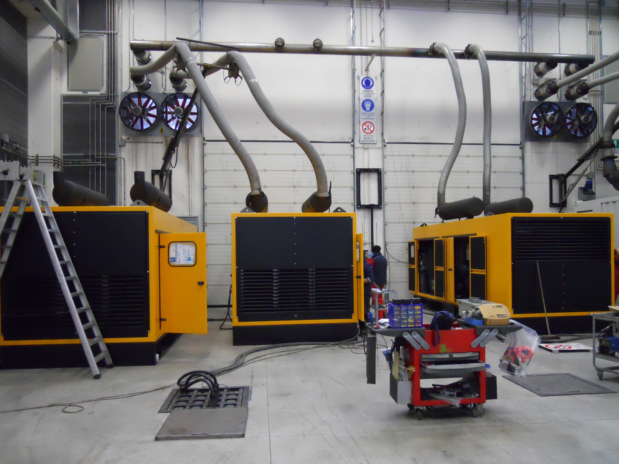 6 x parallel synchronisierte Aggregate 1130 kVA mit MTU Dieselmotoren und Stamford Generatoren